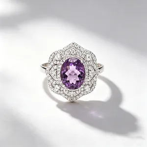 Gros plan d'une bague en argent S925 et améthyste avec motif floral en dentelle