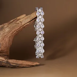 Vista macro del lussuoso bracciale in argento S925 con doppia fila di tanzanite