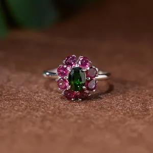 Vista dettagliata di un anello a fiore in argento S925 con diopside verde e rubini rosa