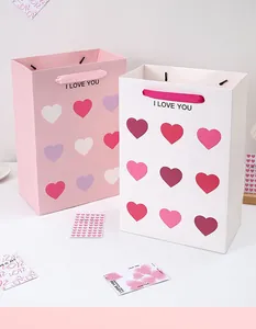 Charmante rosa und weiße Geschenktüten mit Herzmustern für romantische Valentinstag-Geschenke
