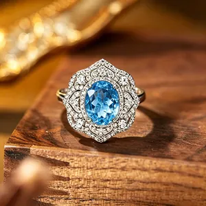Vue macro détaillée d'une bague en argent S925 avec topaze bleue et design dentelle creux