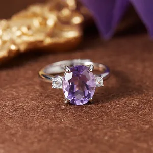 Vue détaillée d'une bague en argent S925 avec une grande améthyste violette ovale