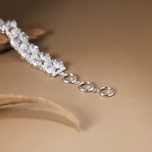 Dettaglio della chiusura a anelli regolabile in argento di un bracciale con tanzanite