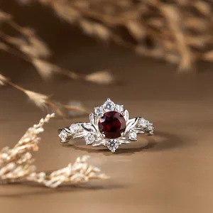 Vue macro détaillée d'une bague en argent S925 style vintage avec grenade rouge