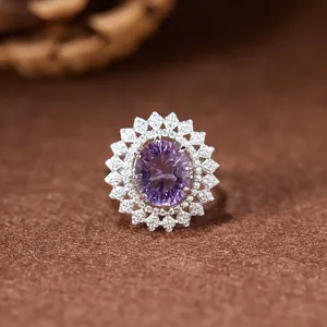 Gros plan d'une bague en argent en forme de tournesol avec une améthyste violette