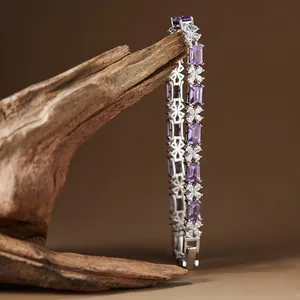 Dettaglio di un bracciale in ametista naturale di alta qualità in argento S925