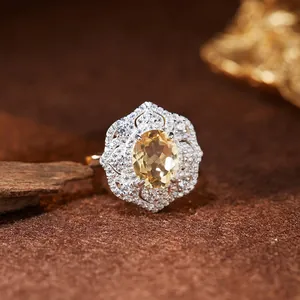 Gros plan d'une bague en argent S925 avec une citrine jaune dans un serti en dentelle