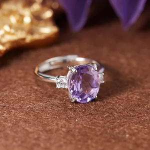 Gros plan d'une bague en argent S925 ornée d'une grande améthyste violette ovale et de pierres