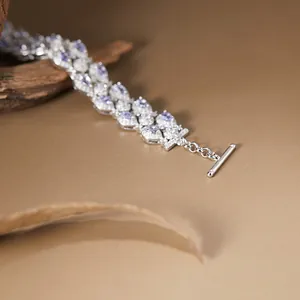 Dettaglio di un lussuoso bracciale in argento sterling S925 con pietre preziose di tanzanite.