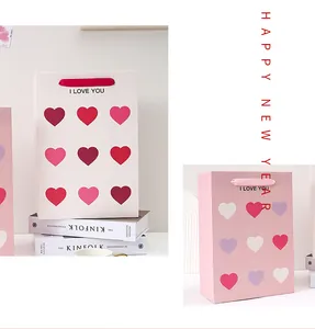 Detailansicht von rosa und weißen Geschenktüten mit Herzmustern für den Valentinstag