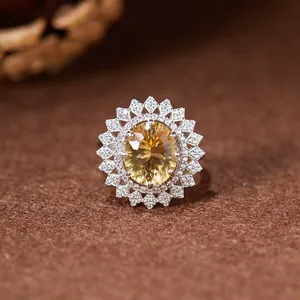 Vue macro d'une bague tournesol avec une pierre précieuse jaune et une monture en argent