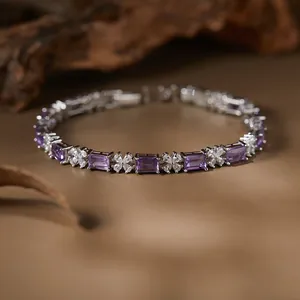 Vista dettagliata del bracciale in argento S925 e ametista con accenti floreali in cristallo
