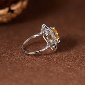 Vue latérale détaillée d'une bague en argent s925 avec citrine au design de tournesol