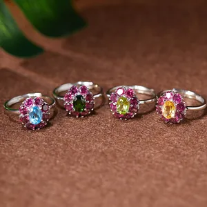 Dettaglio di anelli in argento sterling S925 con pietre naturali colorate a forma di fiore.