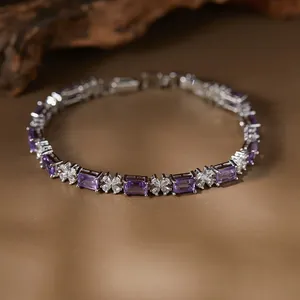 Elegante bracciale in argento sterling con ametiste rettangolari e dettagli in zircone floreale