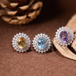 Détail de trois bagues tournesol avec citrine, topaze bleue et améthyste en argent