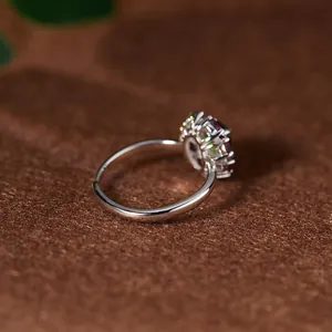 Vista laterale di un anello in argento sterling S925 con gemme multicolori vivaci.