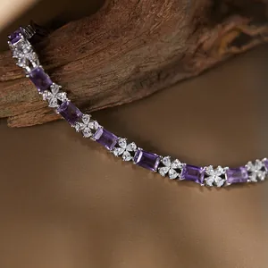 Dettaglio di bracciale in ametista naturale di alta qualità con fiori in argento S925.