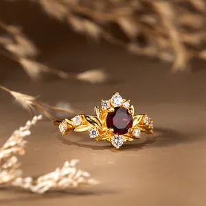 Vue détaillée d'une bague vintage en feuille d'or avec un superbe grenat rouge au centre