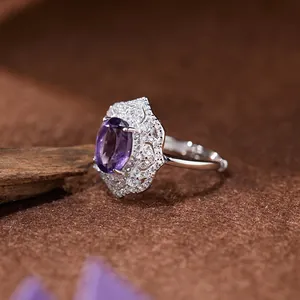 Détail macro d'une bague en argent S925 avec une améthyste naturelle de forme ovale.