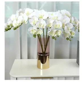 Orchidee artificiali 3D bianche in un vaso di vetro viola e oro per decorazione