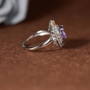 Vista laterale dettagliata di un raffinato anello multi-pietre preziose in argento S925.