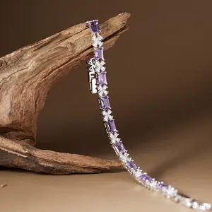 Dettaglio di un bracciale in argento S925 con splendide pietre di ametista naturale