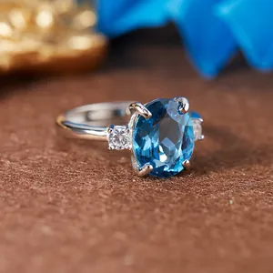 Détail en gros plan d'une bague en argent ornée d'une magnifique topaze bleue ovale.