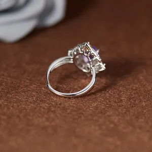 Vista dettagliata del retro di un anello in argento 925 con gemme naturali colorate