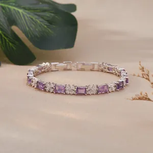 Vista dettagliata del bracciale in argento S925 con ametista e accenti floreali in cristallo.