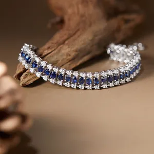 Gros plan d'un bracelet en argent S925 avec saphirs bleus et zircons blancs style chenille