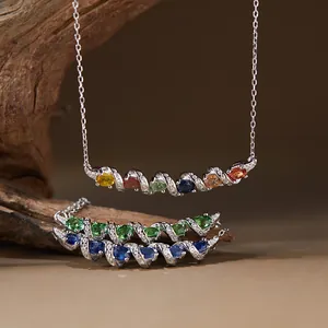 Primer plano de un collar plateado retorcido con vibrantes piedras preciosas de colores