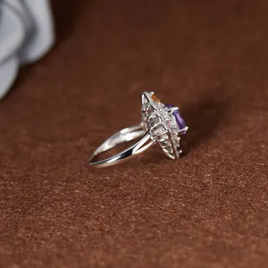 Vista laterale di anello in argento s925 con ametista e citrino in elegante stile