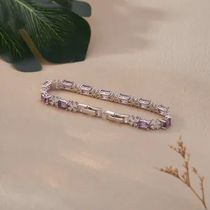 Primo piano del bracciale in argento S925 con ametista viola e pietre a quadrifoglio