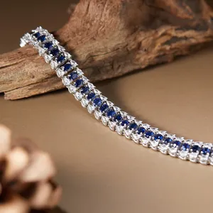 Vue détaillée d'un bracelet étincelant avec saphirs bleus et pierres précieuses
