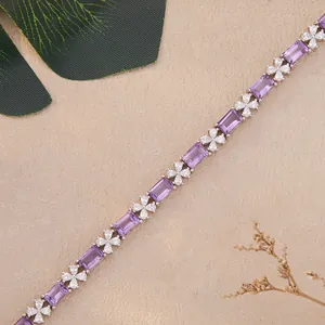 Primo piano di un bracciale in argento S925 con ametiste e pietre a quadrifoglio