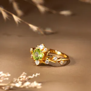 Bague exquise en argent S925 plaqué or avec péridot et motifs délicats de branches de feuilles