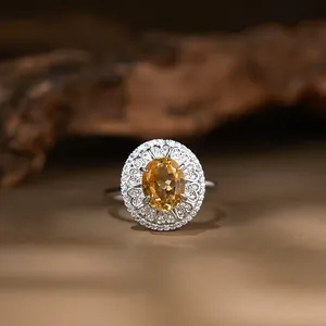 Nahaufnahme eines s925 Silberrings mit ovalem gelbem Citrin und brillanter Umrandung