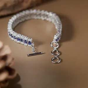 Vue détaillée d'un bracelet en argent S925 avec saphirs bleus et fermoir en T ajustable.