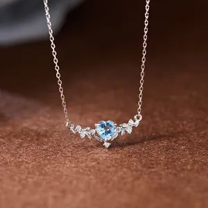 Détail d'un collier en argent s925 avec pierre bleue en cœur et motifs de feuilles