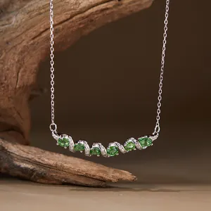 Vista detallada de un collar de plata S925 con piedras de tsavorita verde giradas.