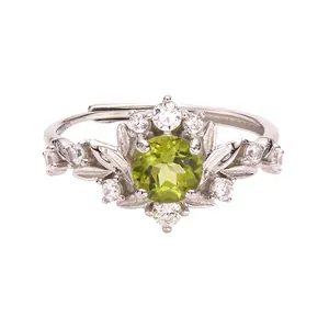 Vue macro détaillée d'une bague péridot vintage avec motif de branche en argent
