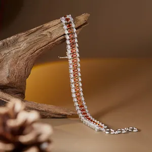 Gros plan d'un bracelet en pierres précieuses de couleur Fanta en argent S925 brillant