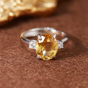 Gros plan d'une pierre de citrine ovale étincelante sur une bague en argent S925