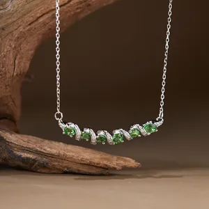 Primer plano de collar de plata S925 con piedras de tsavorita verde vibrante