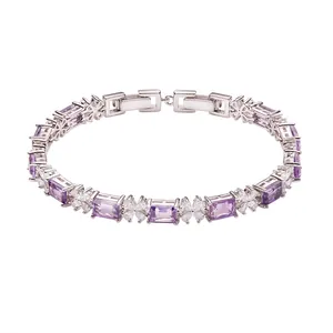 Vista dettagliata del bracciale in argento con ametista viola e fiori di cristallo