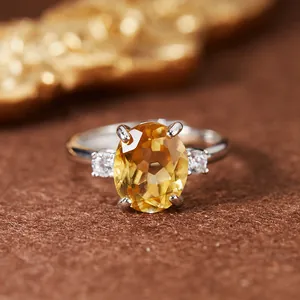 Gros plan d'une élégante bague en citrine taille ovale avec monture en argent