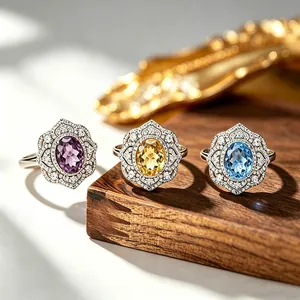 Vue macro de bagues en argent vintage avec améthyste, citrine et topaze bleue