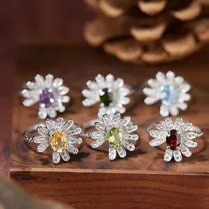 Nahaufnahme von eleganten s925 Silber-Gänseblümchenringen mit bunten Edelsteinen