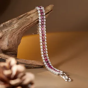 Vue détaillée d'un bracelet en rubis naturel et argent sterling S925 pour femmes.